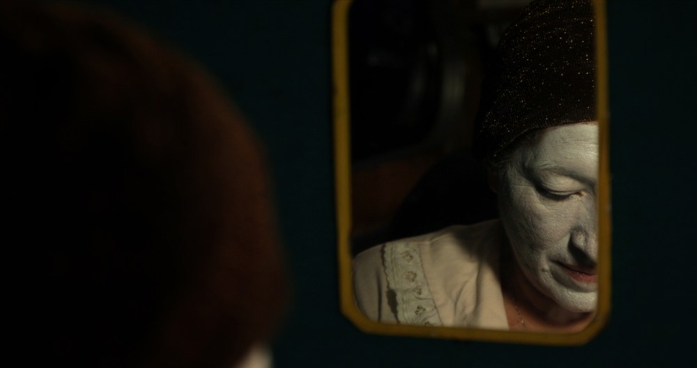 5_character-adela-puts-on-makeup